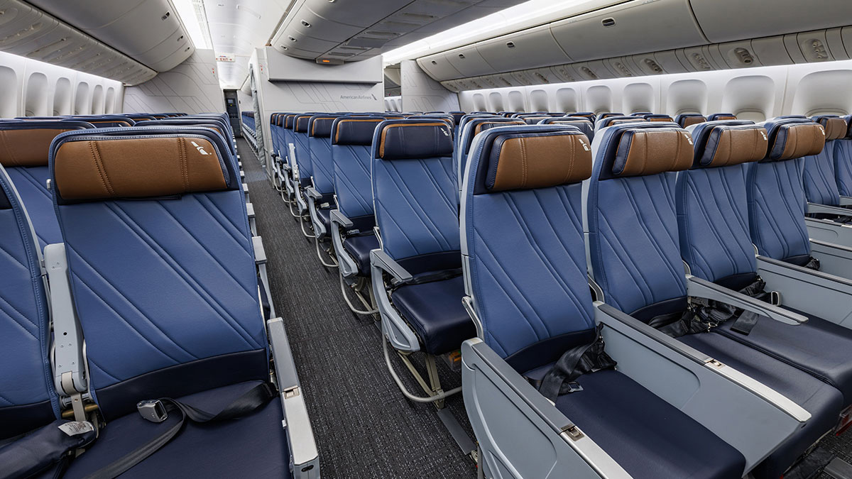 Main Cabin thực tế trên American Airlines Boeing 777-300ER