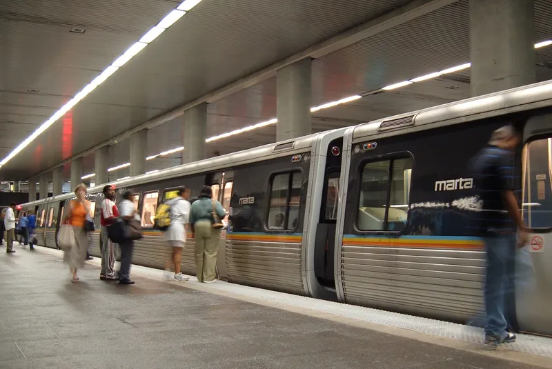 Di chuyển bằng tàu MARTA